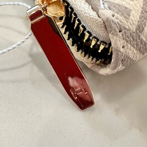 🔥H WALLET________________NWT H wallet by Halston.  Beige with H monogrammed. - Picture 4 of 7